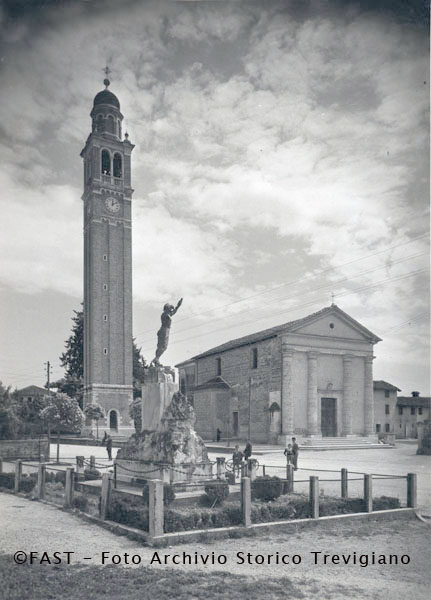 Tiezzo, la facciata della chiesa e la piazza 